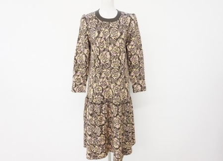 落ち着いたカーキにピンクや黄色のバラモチーフが秋を感じさせる斉藤都世子のニットワンピースを買取させて頂きました。