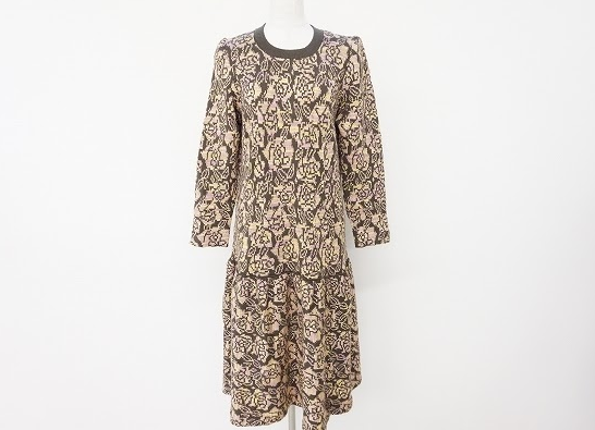 落ち着いたカーキにピンクや黄色のバラモチーフが秋を感じさせる斉藤都世子のニットワンピースを買取させて頂きました。