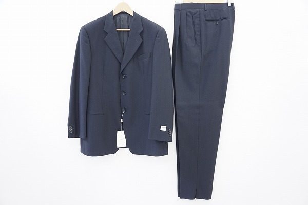大人っぽいスーツスタイルが簡単につくれるアルマーニコレツィオーニのスーツを買い取りました
