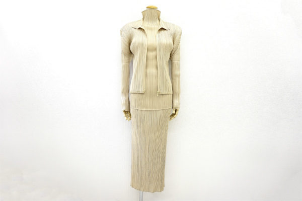 季節関係なく活躍してくれそうなプリーツプリーズのセットアップを買い取りました