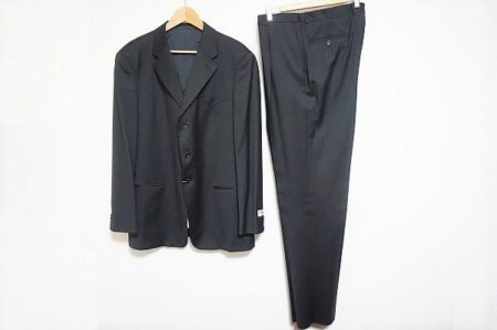 冠婚葬祭をよりスタイリッシュに！アルマーニコレツィオーニのブラックスーツを買い取りました