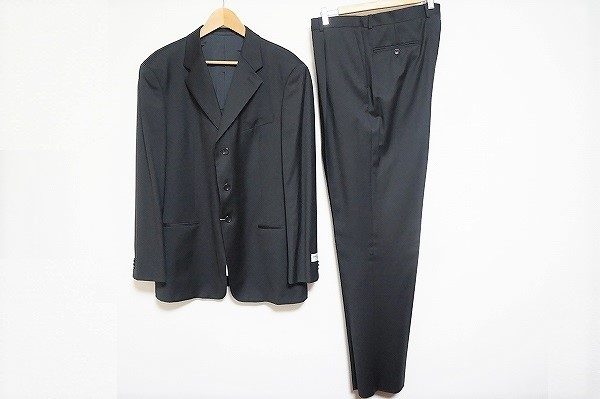 冠婚葬祭をよりスタイリッシュに！アルマーニコレツィオーニのブラックスーツを買い取りました