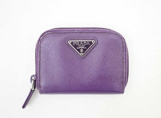 パープルの光沢のあるレザーがバッグの中でも見つけやすいコインケース!プラダ PRADA