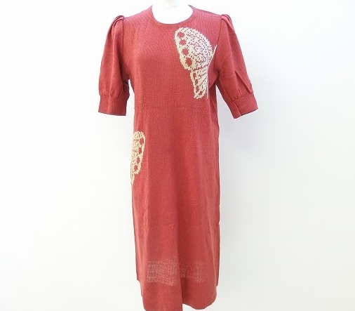 可愛らしいパフスリーブデザインに蝶のモチーフが素敵な斉藤都世子の半袖ニットワンピースを買取させて頂きました。