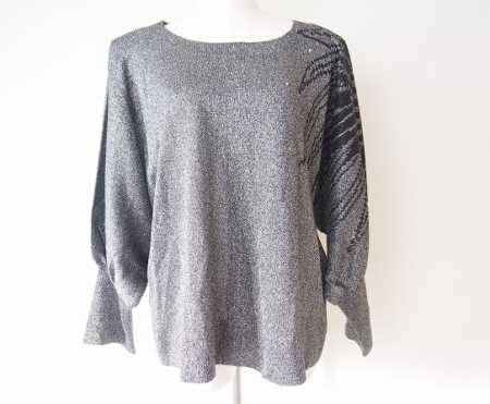 ラメやラインストーンで華やかにしてくれるのが嬉しい斉藤都世子のシルバーの長袖カットソーを買取させて頂きました。