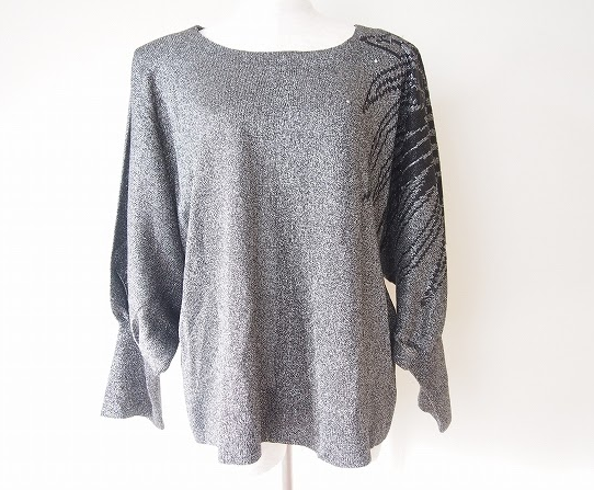ラメやラインストーンで華やかにしてくれるのが嬉しい斉藤都世子のシルバーの長袖カットソーを買取させて頂きました。
