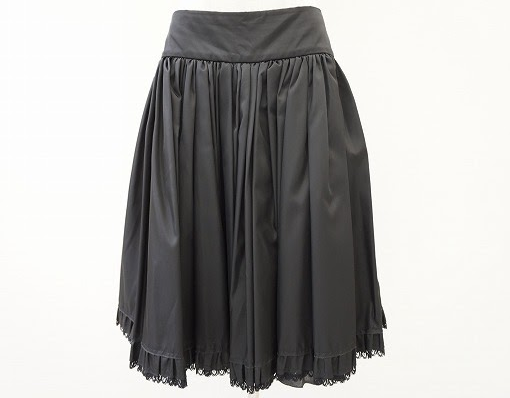 ハリ感のあるブラックにちらりと見えるレースが素敵なプラダ PRADAのスカートを買取させて頂きました。