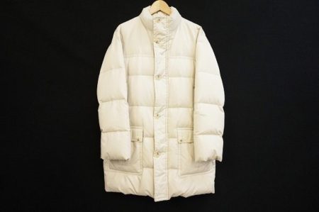 さわやかな薄ベージュ色のバーバリーのダウンコートを買い取りました