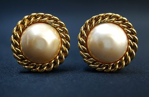 ゴールドのチェーンとフェイクパールの甘辛ミックスなシャネル CHANELのイヤリングを買取させて頂きました。