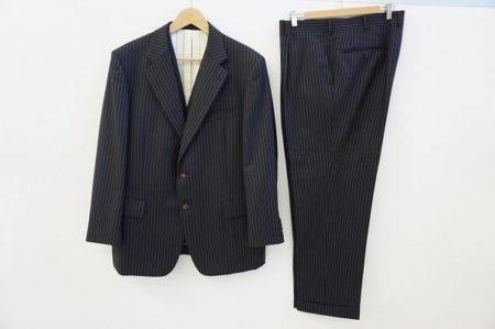 生地の美しさと最高級の仕上がりを堪能できるスキャバルのスーツを買取いたしました