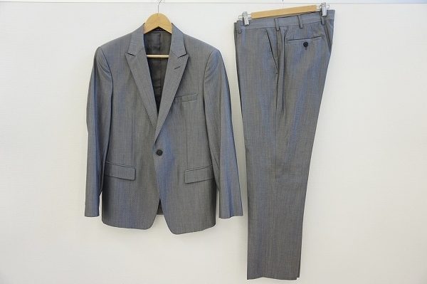 着ると身が引き締まるようなエンポリオアルマーニのスーツを買取いたしました