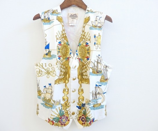 シルクの光沢が白の色合いをより一層美しく引き立たせるエルメス HERMESのメンズ用ベストを買取させて頂きました。