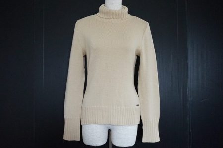 大きめリブのデザインが可愛いフォクシーのタートルニットを買い取りました