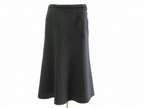 知的なスタイルを演出してくれるレリアンロシャスのフレアスカートを買い取りました