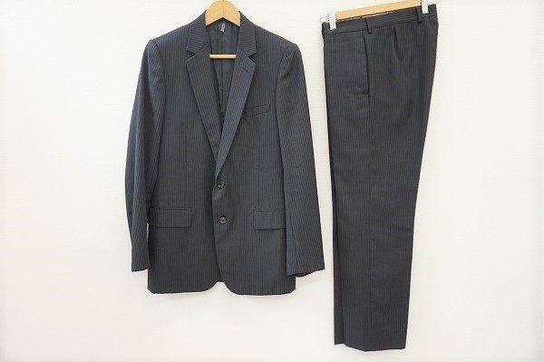 簡単にこなれた雰囲気が演出できるディオールオムのピンストライプスーツを買い取りました