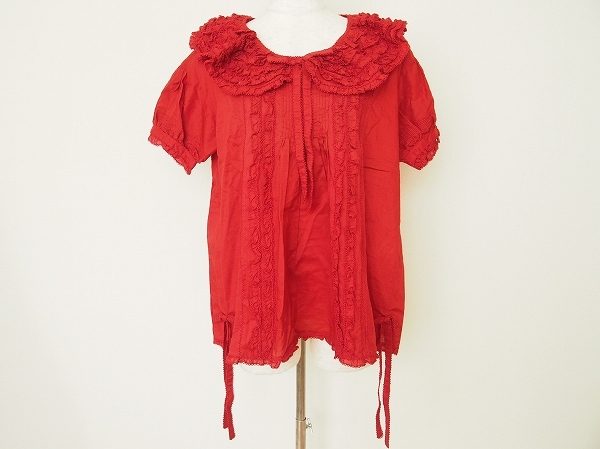 ビビッドな赤が可愛いワンダフルワールドの半袖ブラウスを買い取りました