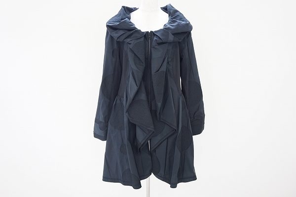 流れるようなラインと空気感のあるエイココンドウのコートを買取いたしました