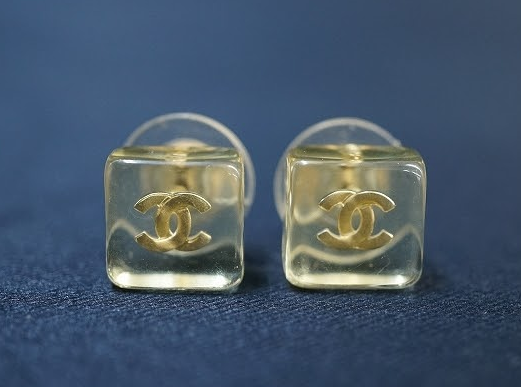 クリアキューブの中にココマークが可愛らしくアピールするシャネル CHANELのピアスを買取させて頂きました。