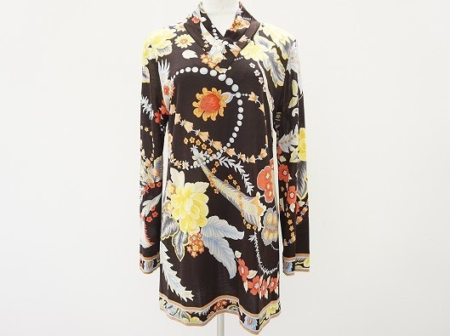 鮮やかなボタニカル模様がコーディネートの主役になるレオナール LEONARDのVネックワンピースを買取させて頂きました。