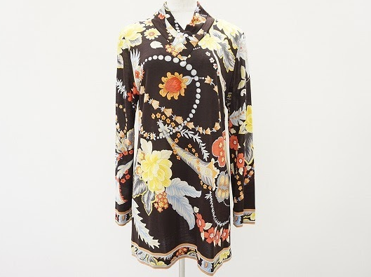 鮮やかなボタニカル模様がコーディネートの主役になるレオナール LEONARDのVネックワンピースを買取させて頂きました。