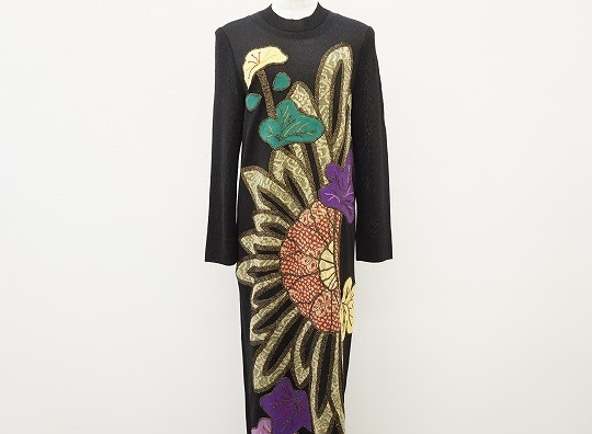 アジアンビューティーな雰囲気のひまわり柄が映える斉藤都世子の長袖ニットワンピースを買取させて頂きました。