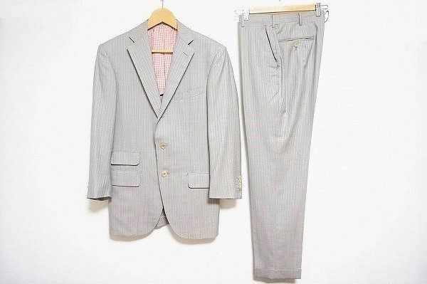 知的でスタイリッシュなイセタンメンズのスーツを買取いたしました