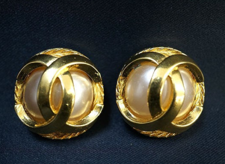 ゴールドのサークルでフェイクパールを包み込んだ柔和な雰囲気を纏うシャネル CHANELのイヤリングを買取させて頂きました。