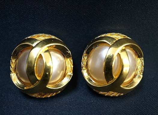 ゴールドのサークルでフェイクパールを包み込んだ柔和な雰囲気を纏うシャネル CHANELのイヤリングを買取させて頂きました。