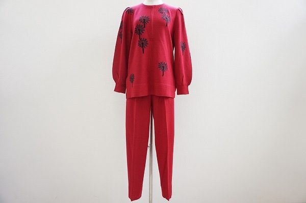 真っ赤で大人かっこ可愛い、斉藤都世子のセットアップを買取いたしました
