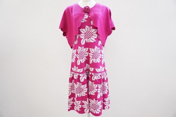 大きな花と鮮やかピンクで華やかな斉藤都世子のニットセットアップを買取いたしました