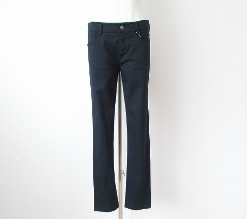 ベーシックな細身デザインに合わせ易いブラックのレディース用のパンツ！プラダ PRADA