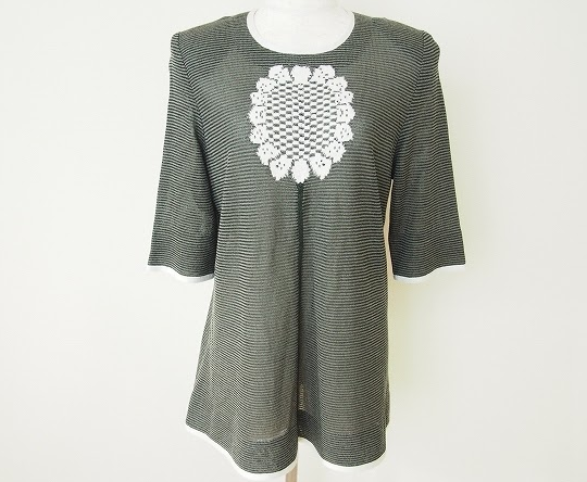 グレーと白の細身ボーダーにワンポイントの花柄が大人カジュアルな斉藤都世子のニットチュニックを買取させて頂きました。