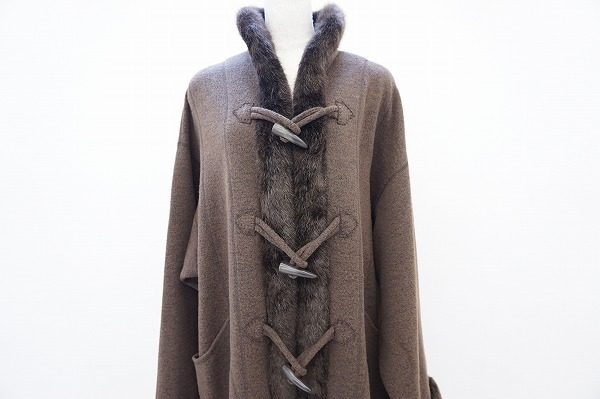 リッチなファー使いでオシャレ、伊太利屋のコートを買取いたしました