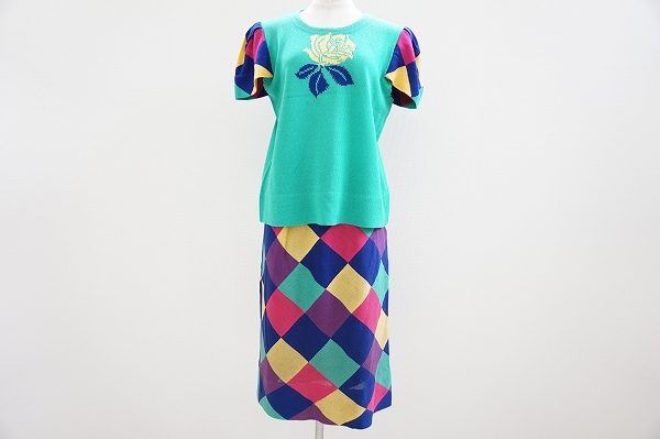 マルチカラーが明るく華やかな斉藤都世子のニットセットアップを買取いたしました