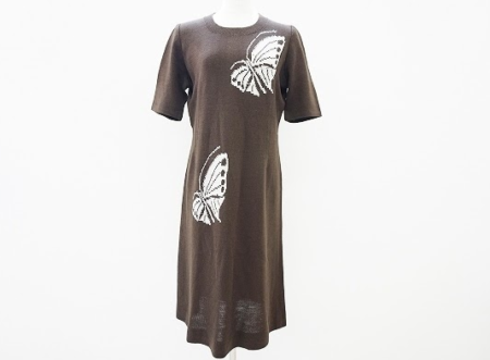 ブラウンにホワイトの蝶柄が素敵な斉藤都世子の半袖ニットワンピース