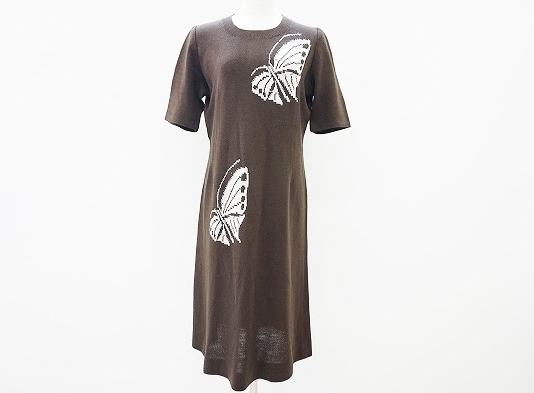 ブラウンにホワイトの蝶柄が素敵な斉藤都世子の半袖ニットワンピース