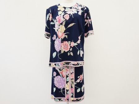 紺色にカラフルな花柄がエレガントな半袖カットソーとスカートのセットアップ！レオナール LEONARD
