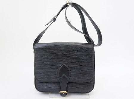 ルイ・ヴィトン LOUISVUITTONの大人気商品カルトシエールのブラックショルダーバッグを買取させて頂きました。