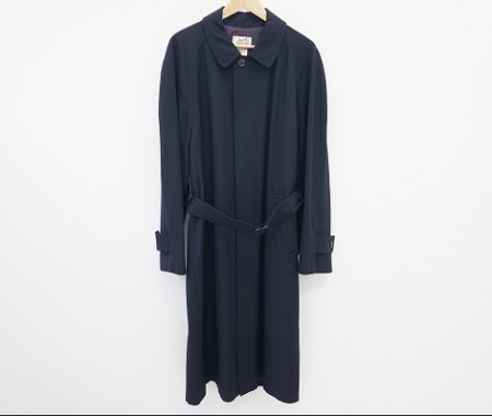 スマートなシルエットに着回しやすいカラーと共布ベルト付きで優秀なエルメス HERMESのメンズ用コートを買取させて頂きました。