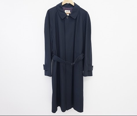 スマートなシルエットに着回しやすいカラーと共布ベルト付きで優秀なエルメス HERMESのメンズ用コートを買取させて頂きました。