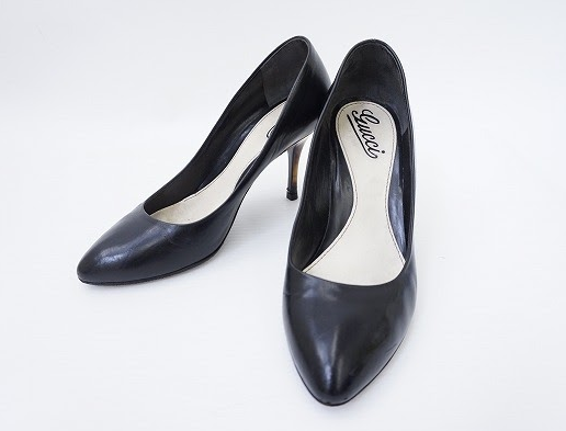 艶やかな黒はオフィスシーンやフォーマルにもばっちりなグッチ GUCCIのパンプスを買取させて頂きました。