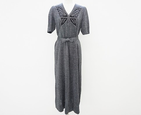 グレーのワントーンにラメやラインストーンを使い蝶柄を描いた斉藤都世子のワンピースを買取させて頂きました。