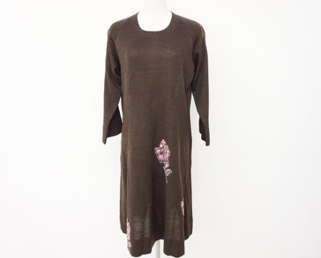 ブラウンにピンクのフラワーモチーフがフェミニンな斉藤都世子のニットワンピースを買取させて頂きました。