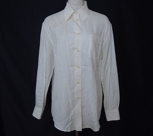 オールシーズン使えるアイボリーはどんな色味とも相性抜群で着回しやすいフェラガモ Ferragamoのシャツブラウスを買取させて頂きました。