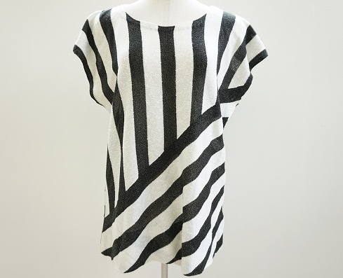 モノトーンのアシンメトリーデザインが大人カジュアルな斉藤都世子の半袖ニットカットソーを買取させて頂きました。