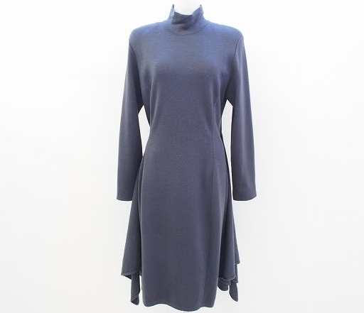すっきりとしていて上品なハイネックデザインが美しいフェラガモ Ferragamoのニットワンピースを買取させて頂きました。