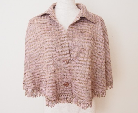 軽い羽織としては勿論コーディネートの主役にもなれる斉藤都世子のピンク色のケープを買取させて頂きました。