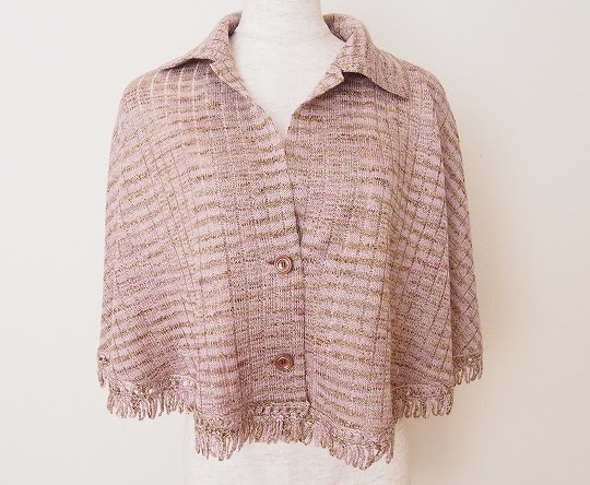 軽い羽織としては勿論コーディネートの主役にもなれる斉藤都世子のピンク色のケープを買取させて頂きました。