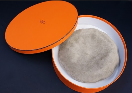 秋冬に欲しくなるスエードとレザーの異素材ミックスのグレーベレー帽！エルメス HERMES