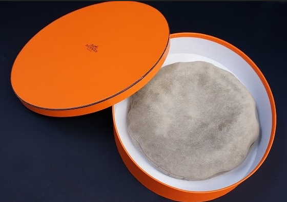 秋冬に欲しくなるスエードとレザーの異素材ミックスのグレーベレー帽!エルメス HERMES